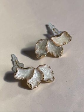 🫶🏻 Maple Leaf Dripping Stud Earrings with Gold Trim